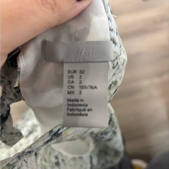 H&M Green Printed Sleeveless Blouse With Back Cutout & Tie Size 2 - Picture 5 of 6